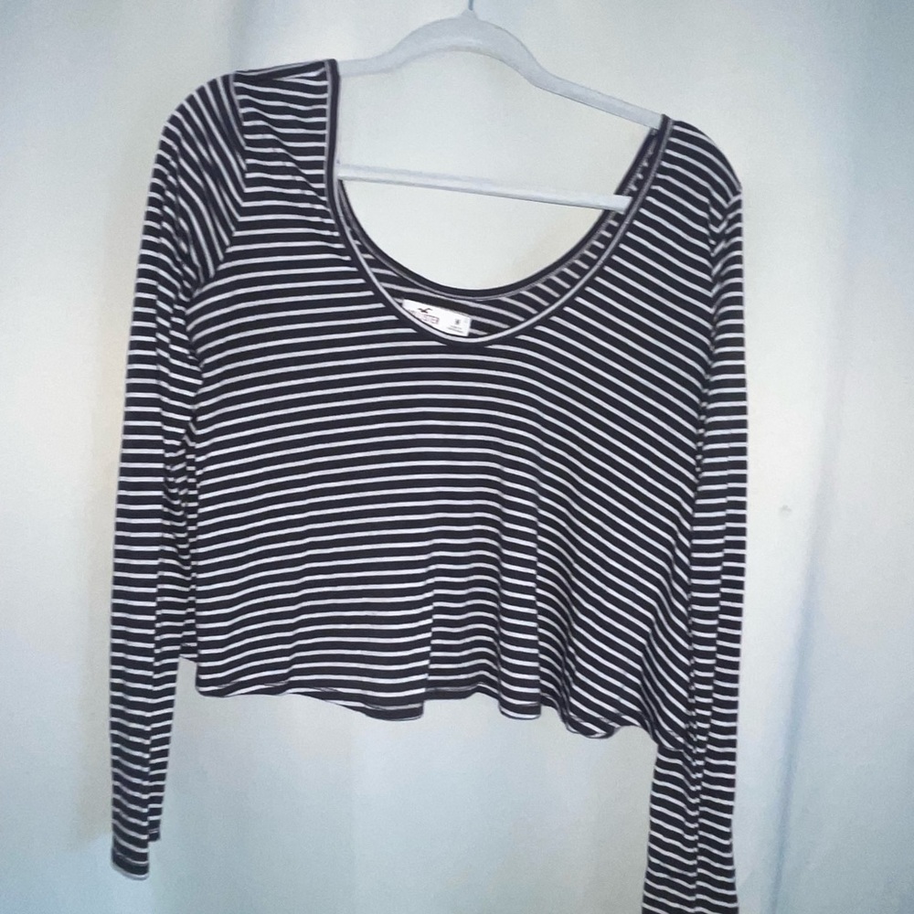 Hollister stripped cropped shirts- loose fitting- zebra vibes!!